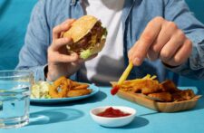 De ce sunt periculoase alimentele ultraprocesate, conform specialiștilor?