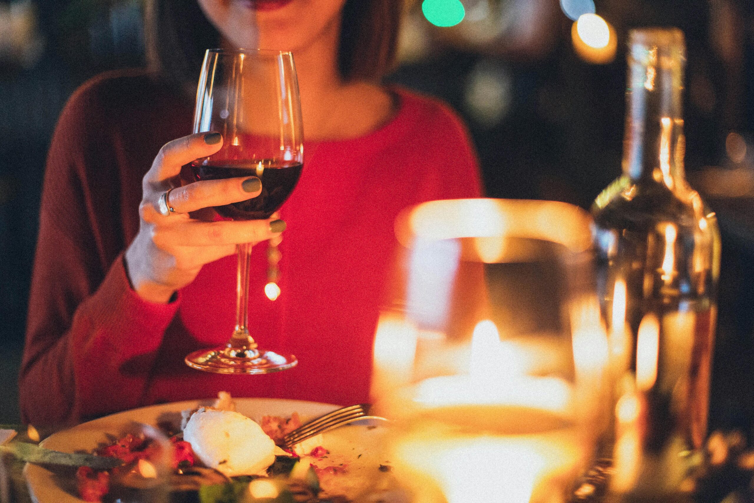 Un pahar obișnuit de vin roșu poate îmbunătăți nivelul colesterolului. foto: pexels.com