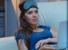 Nu mai dormi cu televizorul aprins! Avertismentul specialiștilor