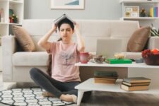 Te simți constant tensionat? Patru obiceiuri zilnice care pot amplifica anxietatea fără să-ți dai seama