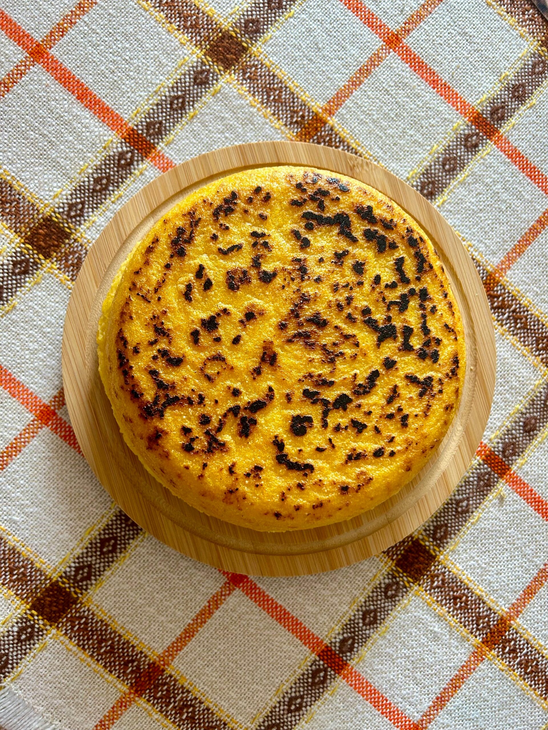 Carnea grasă de porc este însoțită de mămăligă, murături și mujdei, după gustul fiecărui om. foto pexels.com