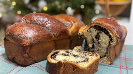 Românii preferă cozonacul făcut acasă. E de patru ori mai ieftin decât cel din magazine