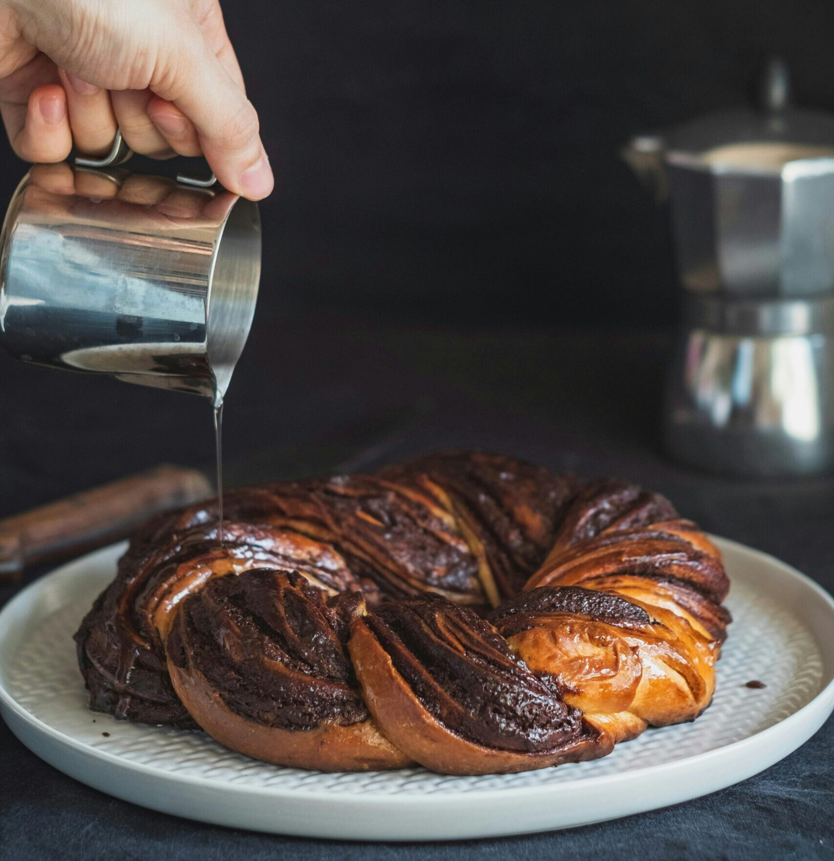 Cozonacul poate fi împletit în diferite moduri, nu doar tradițional. foto: pexels.com