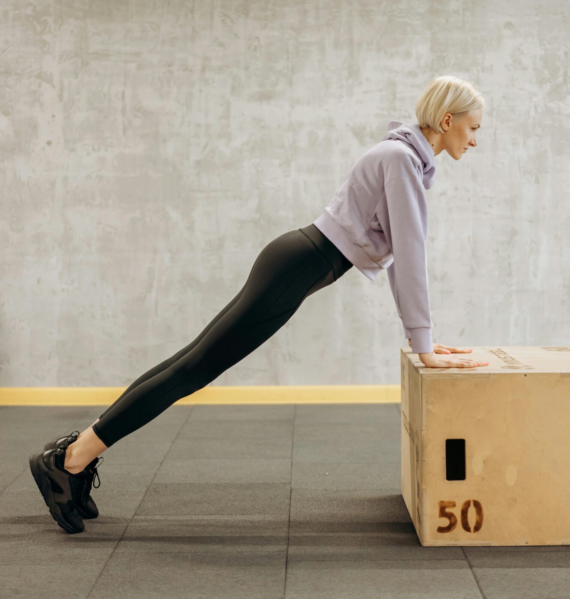 Flotările lucrează pieptul, umerii, tricepșii și zona core, ajutând la activități cotidiene. foto: pexels.com