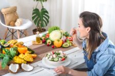 Ce alimente te ajută să te simți sătul mai mult timp: recomandările unui nutriționist