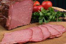 Consumatorii de carne au șanse mai mari să ajungă la 100 de ani, dar există „o schemă”