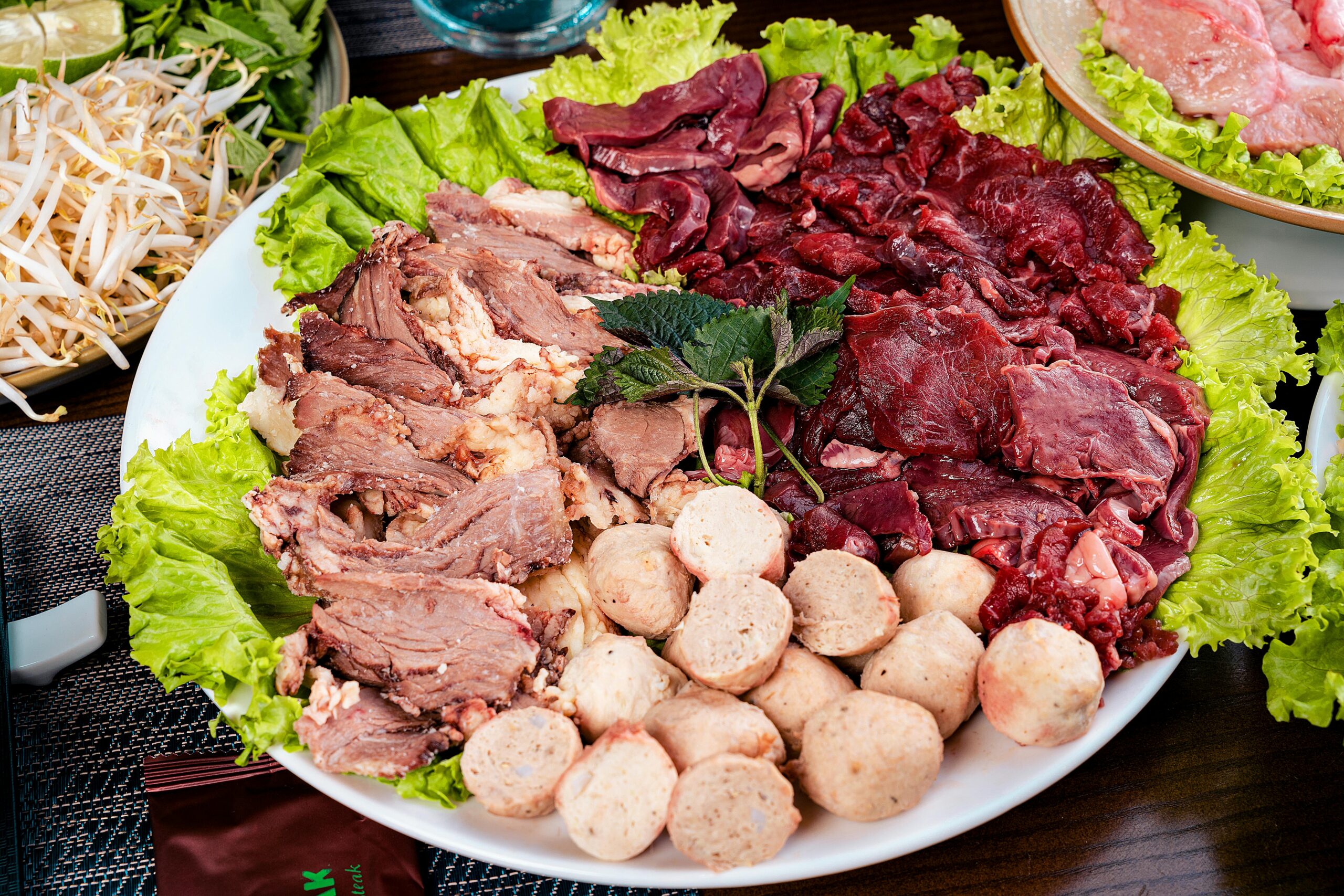 Unele cercetări sugerează că vârstnicii care nu consumă carne pot avea un risc mai mare de fracturi. foto: pexels.com