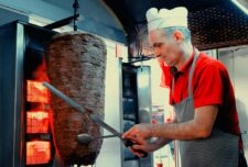Cum alegi o șaorma sau un kebab sănătos. Șeful CJPC Constanța, Horia Constantinescu, știe la ce să fim atenți