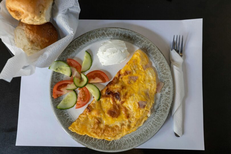 Cum faci o omletă pufoasă și mai moale? Trucurile bucătarilor din marile restaurante