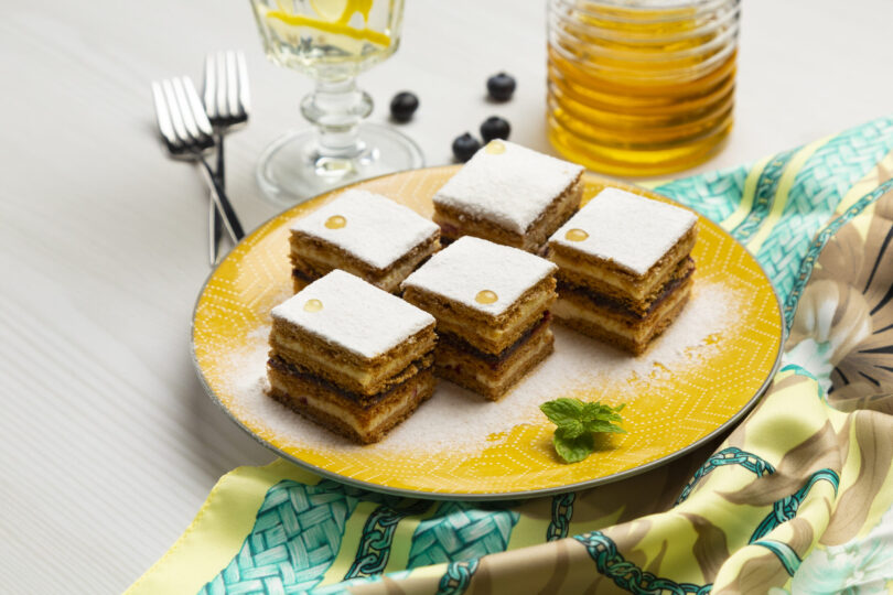 Cum faci prăjitura Albinița, un desert mai apreciat de turiștii străini decât de mulți români