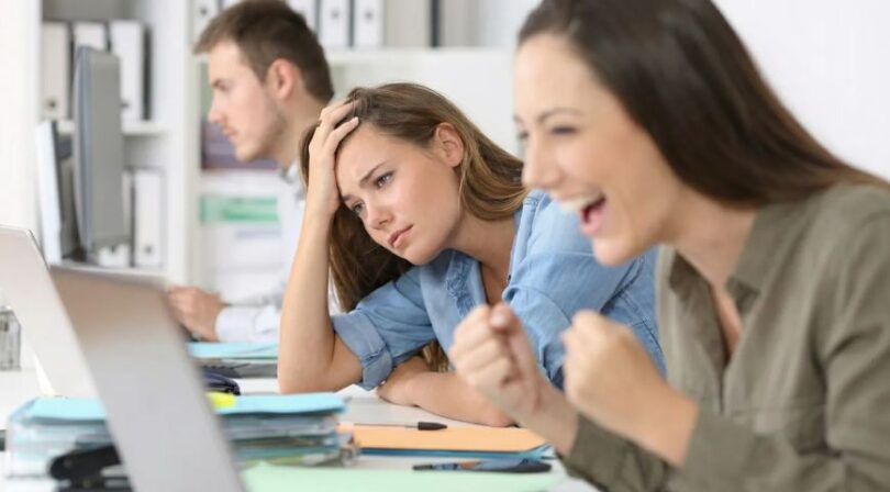 Cum să descoperi invidia în câteva secunde: psihologii dezvăluie semnele cheie! La ce să fii atent?