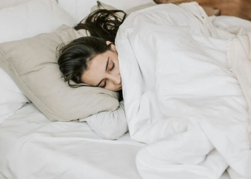 De ce somnul pe partea stângă este mai benefic decât pe partea dreaptă sau pe spate?