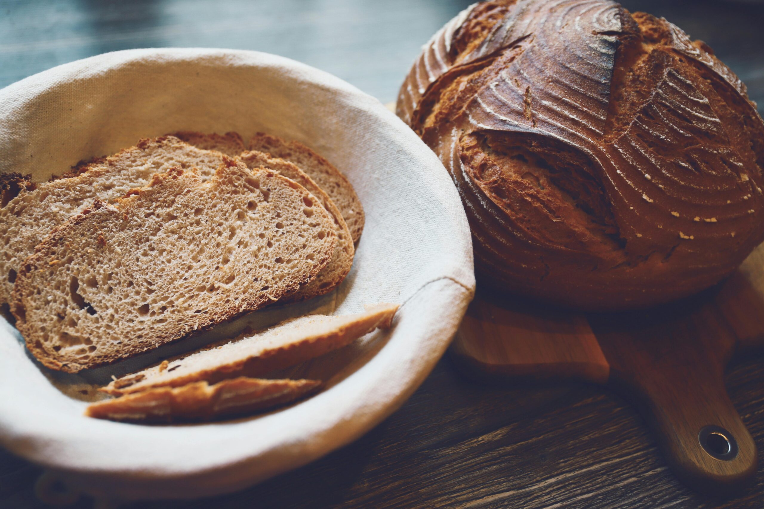 Pâinea de secară este bogată în fibre și magneziu. foto: pexels.com