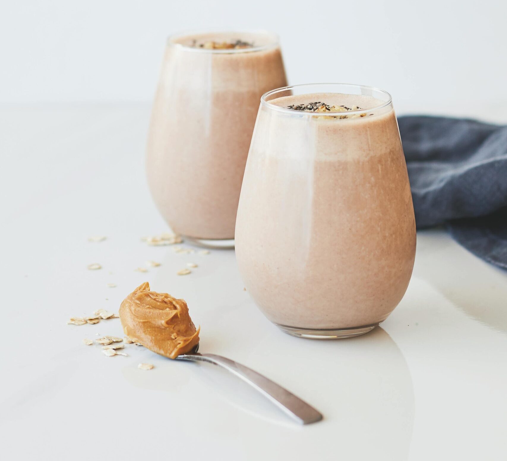 Această băutură este cremoasă, sățioasă și are gust de milkshake cu banană, ciocolată și unt de arahide. foto: pexels.com