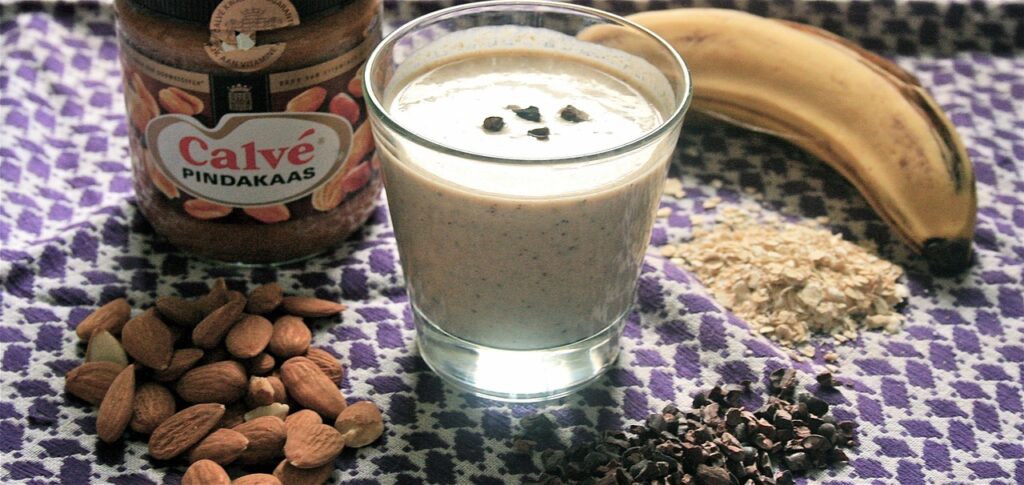 Smoothie proteic cu ciocolată și unt de arahide, o rețetă cremoasă. foto pexels.com
