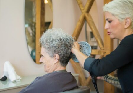 Un nou studiu susține că părul grizonat ar putea fi reversibil