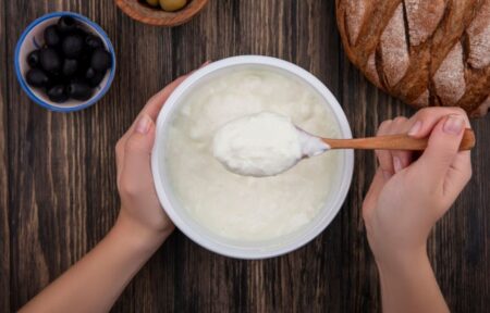 Sos rapid de iaurt: proaspăt și aromat, perfect pentru salate