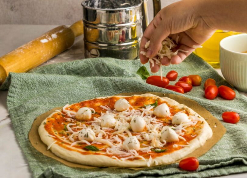 Aluat de pizza moale și pufos la interior. Iată pașii de urmat!