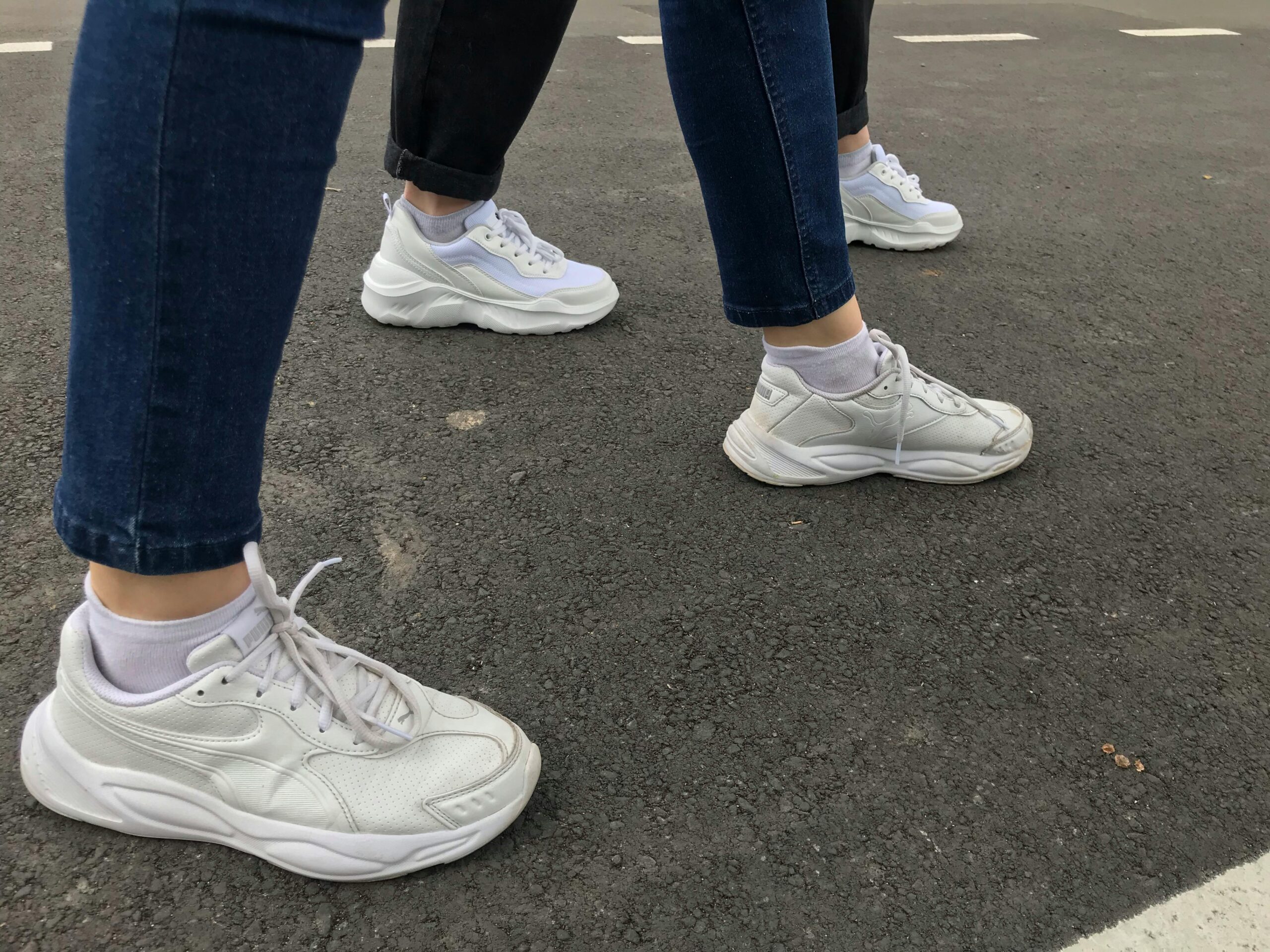 Purtarea îndelungată a încălțămintei fără susținere adecvată poate afecta în mod serios articulațiile. foto pexels.com