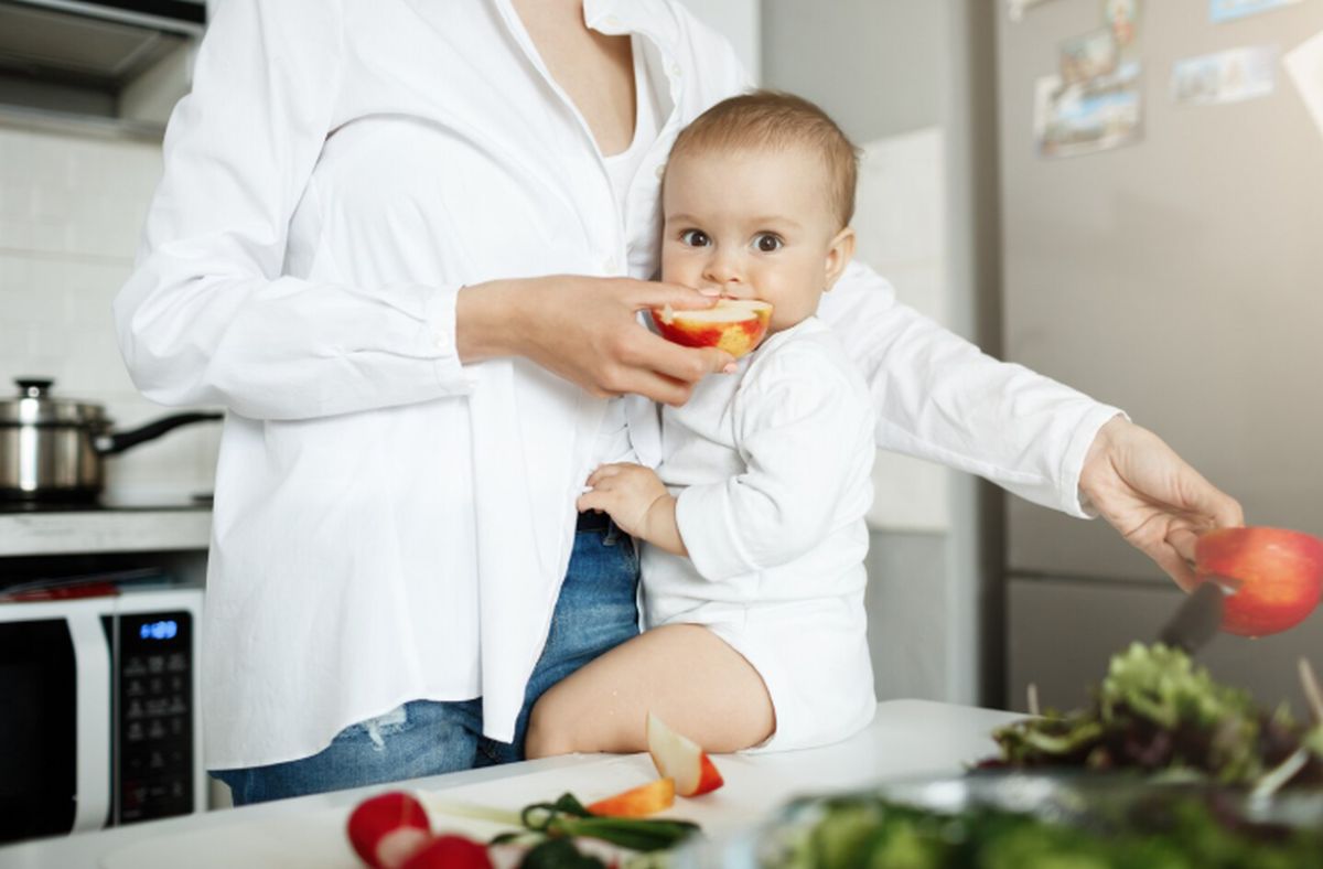 Cinci alimente pe care nu ar trebui să le dai vreodată unui copil cu vârsta sub un an