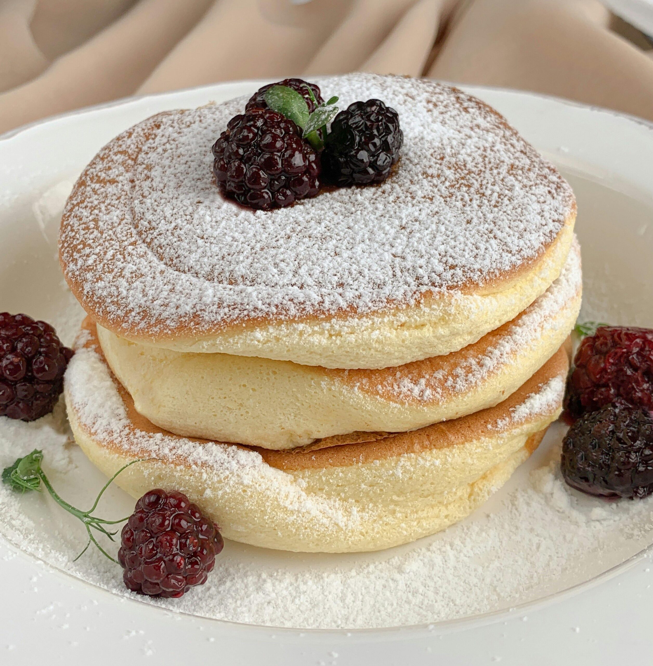 Aluatul se bazează pe fulgi de ovăz măcinați în loc de făină, alături de o banană coaptă, puțin lapte și afine. foto: pexels.com