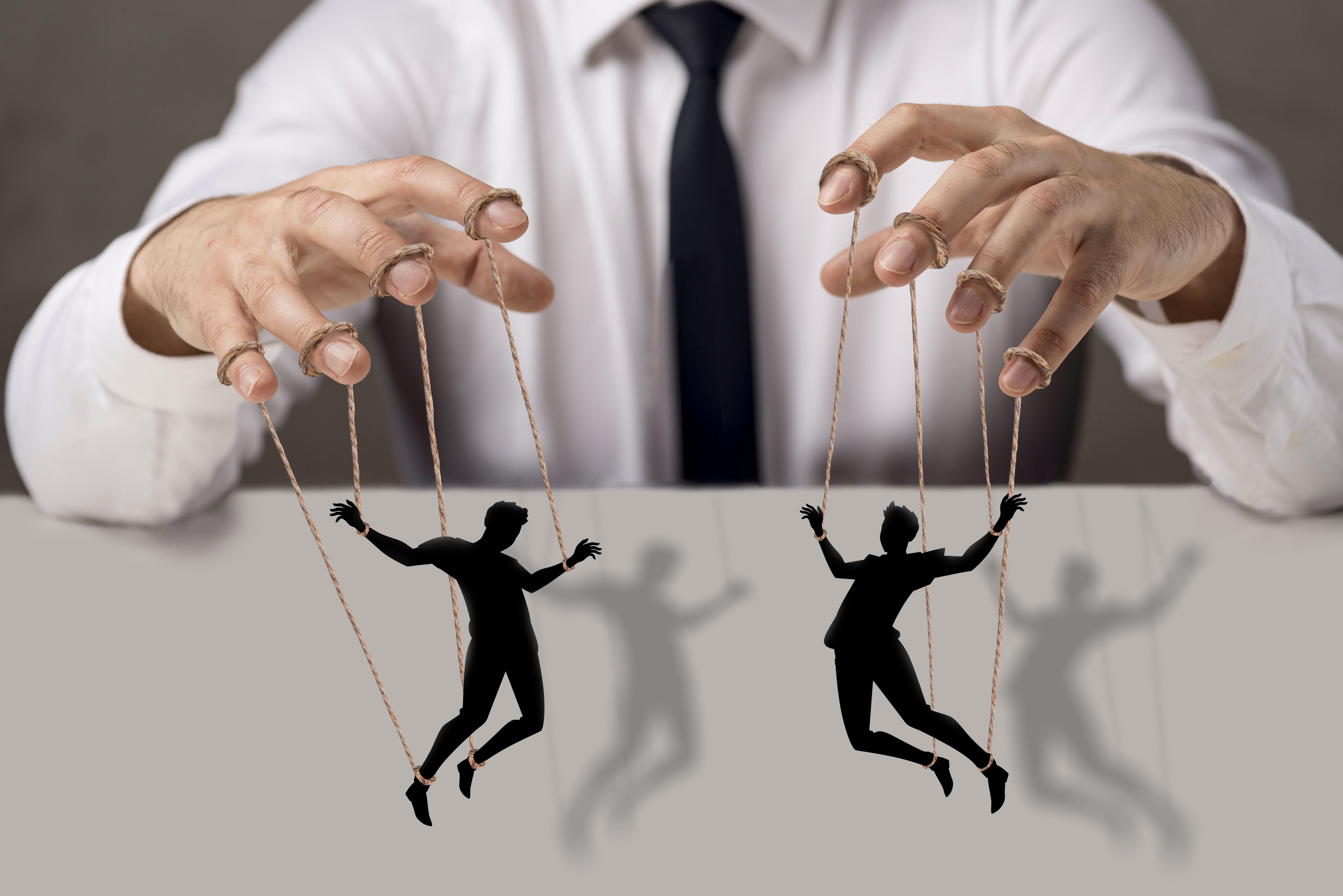 Persoanele care sunt maeștri ai manipulării se ascund adesea în spatele acestor 7 calități aparent pozitive