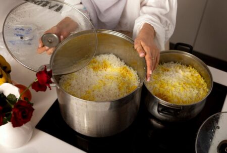 Secretul unui orez pufos și gustos. Trucul simplu care îl împiedică să devină lipicios când îl gătești