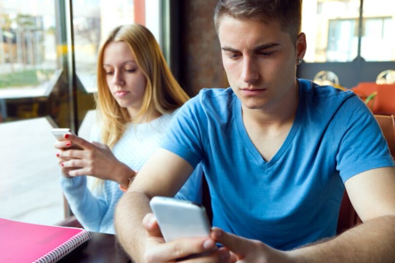 Aplicațiile de dating sunt o pierdere de timp, conform unui cercetător în compatibilitate