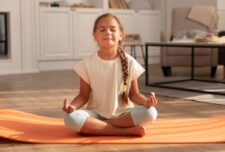 Doar cinci minute de meditație pe zi pot transforma starea emoțională a copiilor la școală