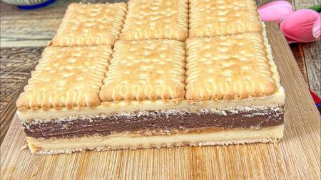 Prăjitură de post cu biscuiți și budincă. Nu e nevoie să o bagi la cuptor