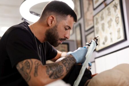 Cum poate un tatuaj să declanșeze o afecțiune care îți pune vederea în pericol