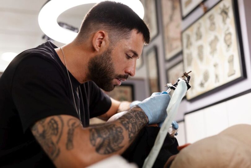 Cum poate un tatuaj să declanșeze o afecțiune care îți pune vederea în pericol