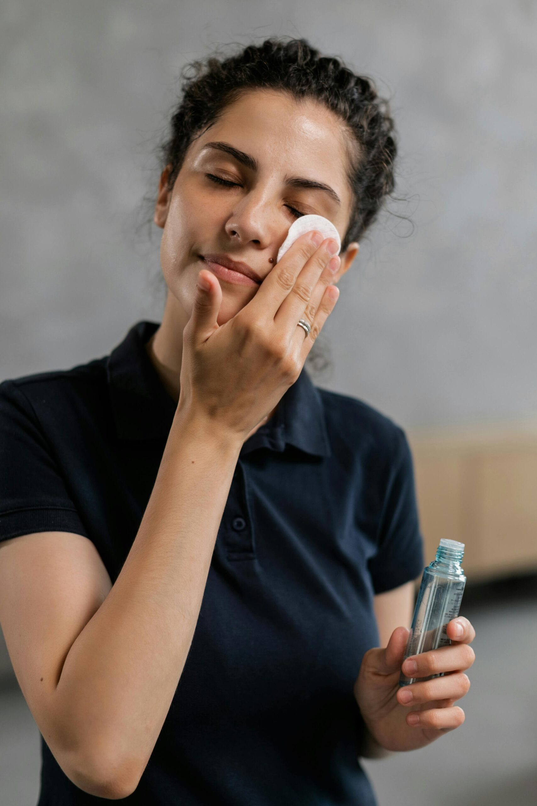 Tonerul face pielea să funcționeze ca un burete, ajutând ingredientele active din seruri și creme să fie absorbite mai bine. foto: pexels.com
