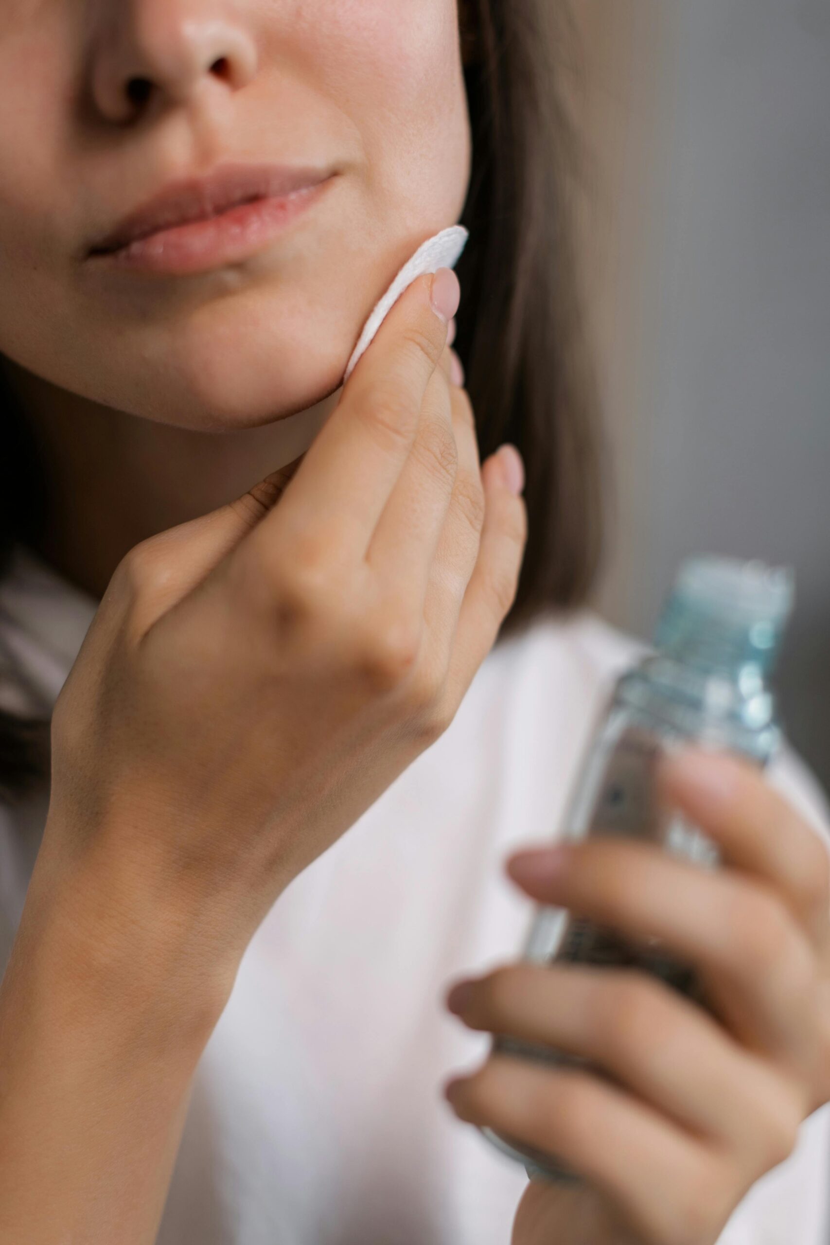Dermatologii spun că tonerul funcționează ca un „primer” pentru restul rutinei de îngrijire a pielii. foto: pexels.com