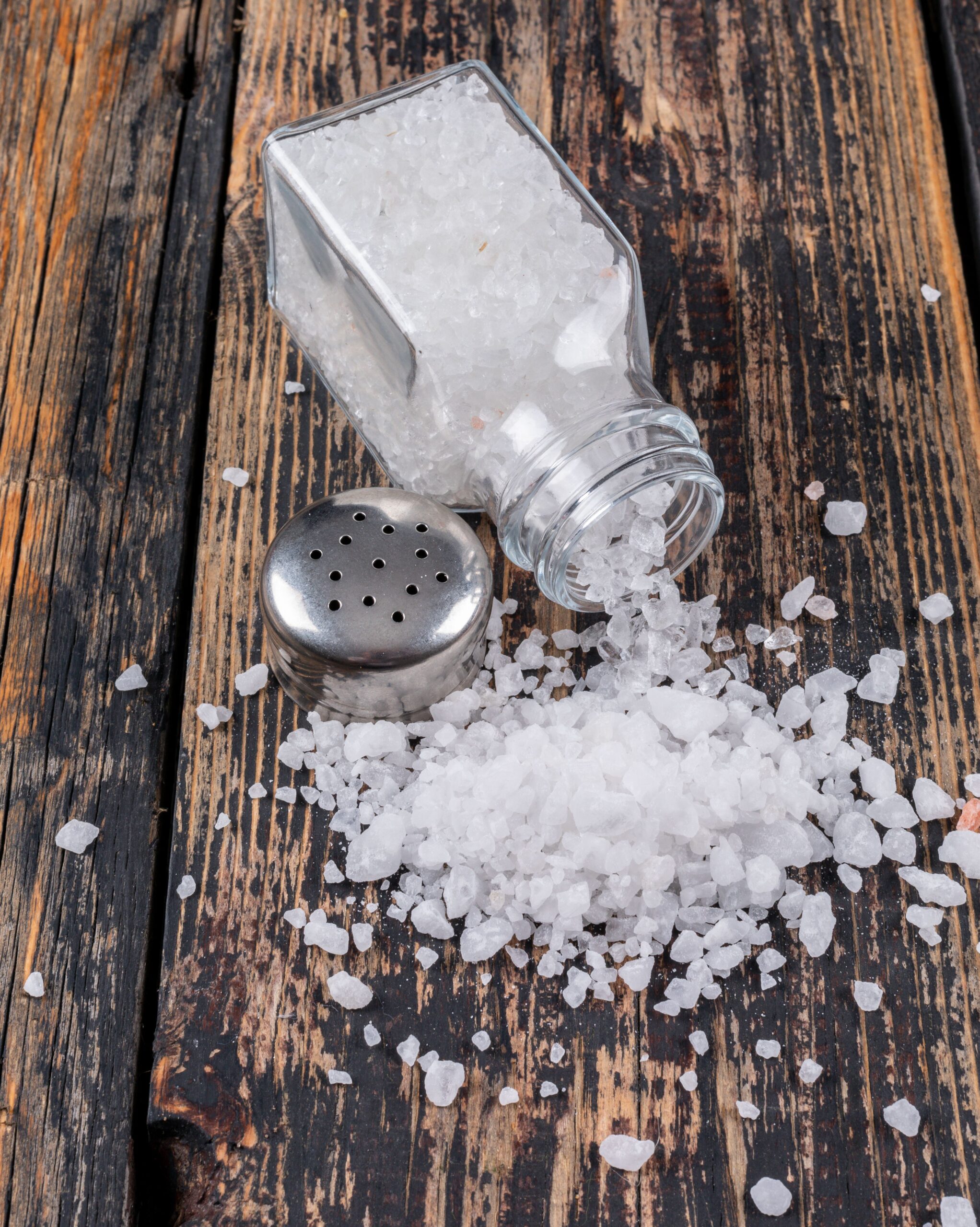 Sunt promovate tipuri de sare precum cea de Himalaya sau cea celtică, considerate mai „bogate în minerale”. foto: freepik.com