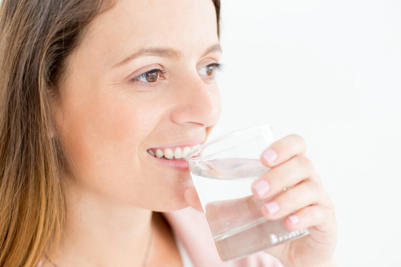 Ajută gargara cu apă sărată la calmarea durerii în gât? Ce spune știința despre acest remediu popular