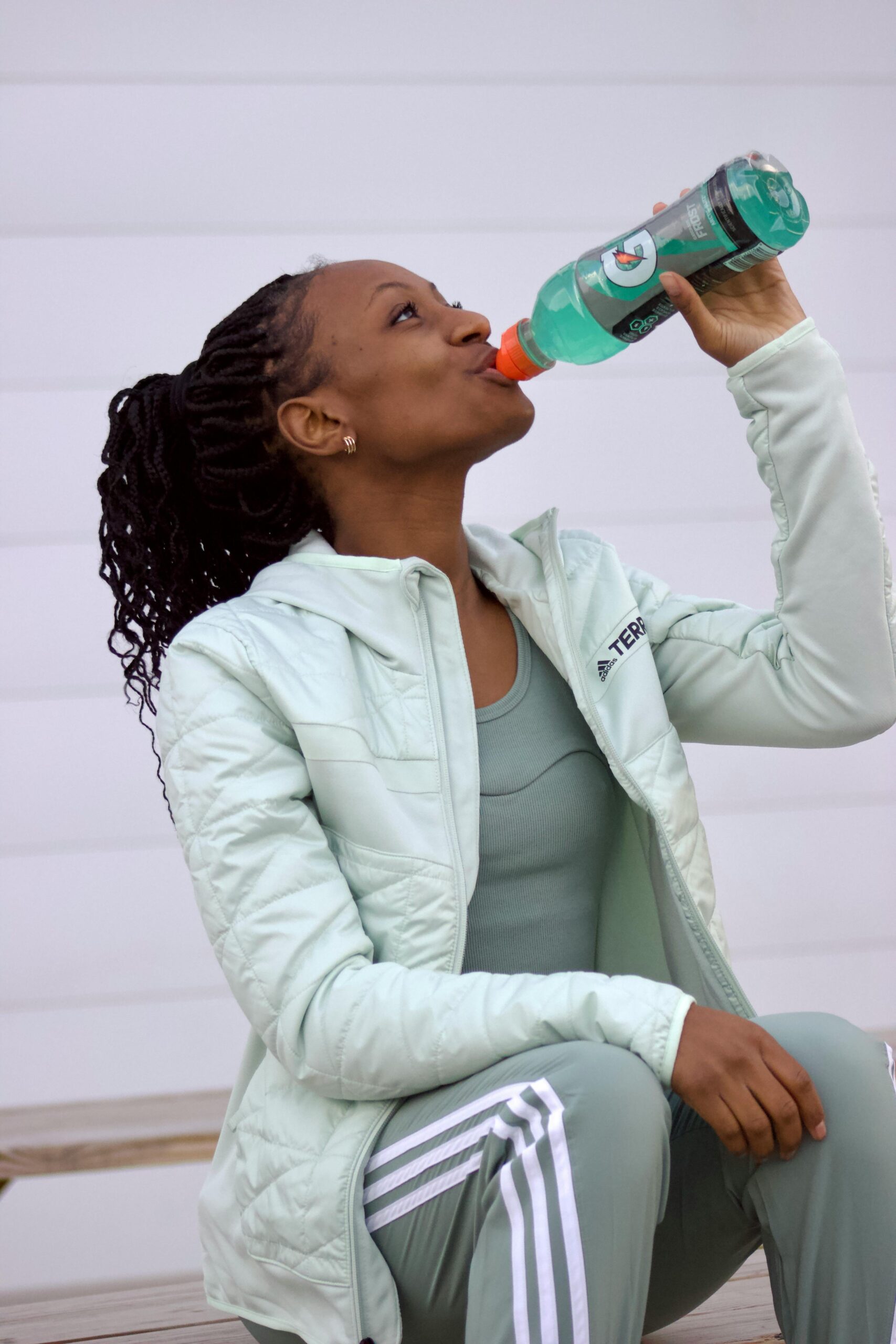 Deși sunt promovate ca produse complexe, băuturile pentru sportivi au o formulă simplă. foto: pexels.com