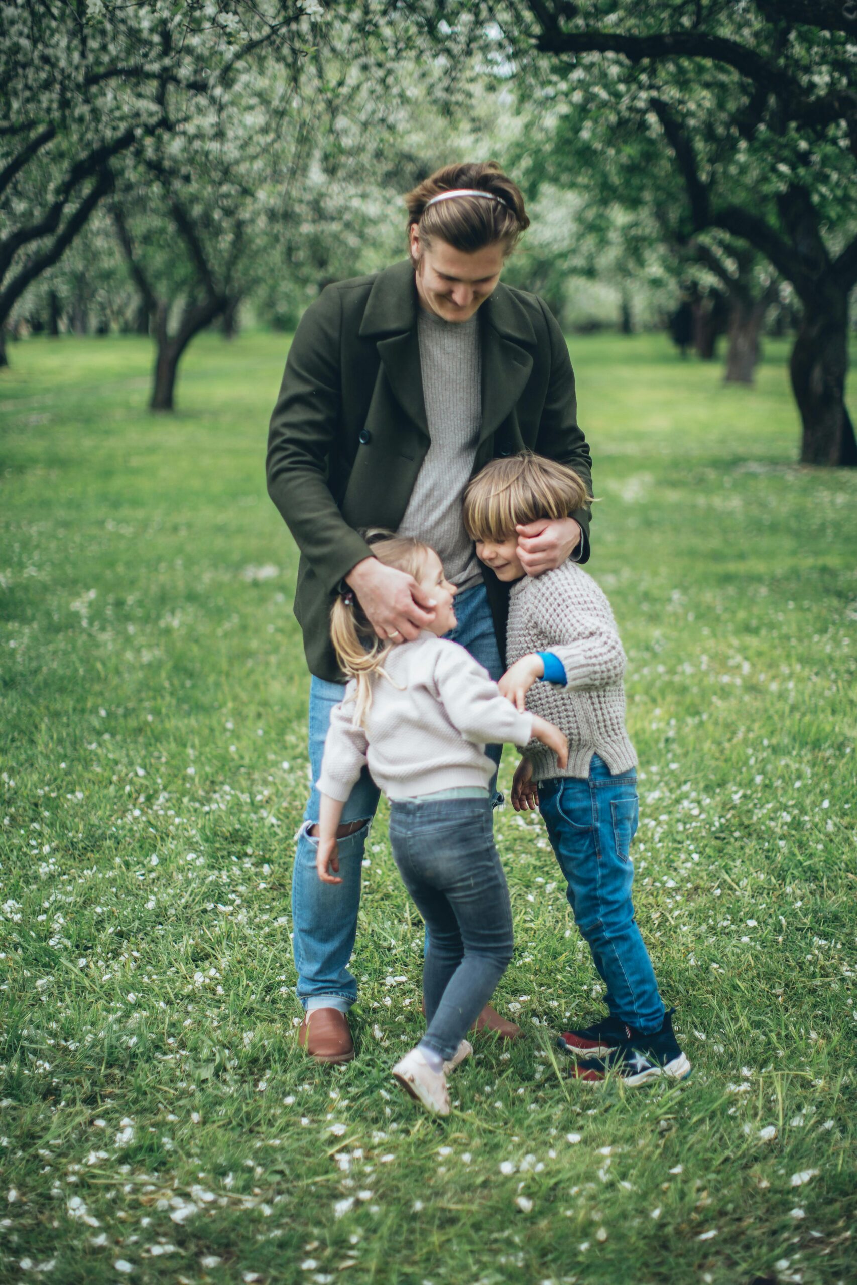 Moștenirea genetică este un proces complex, iar ambii părinți contribuie aproape egal la ADN-ul copilului. foto: pexels.com