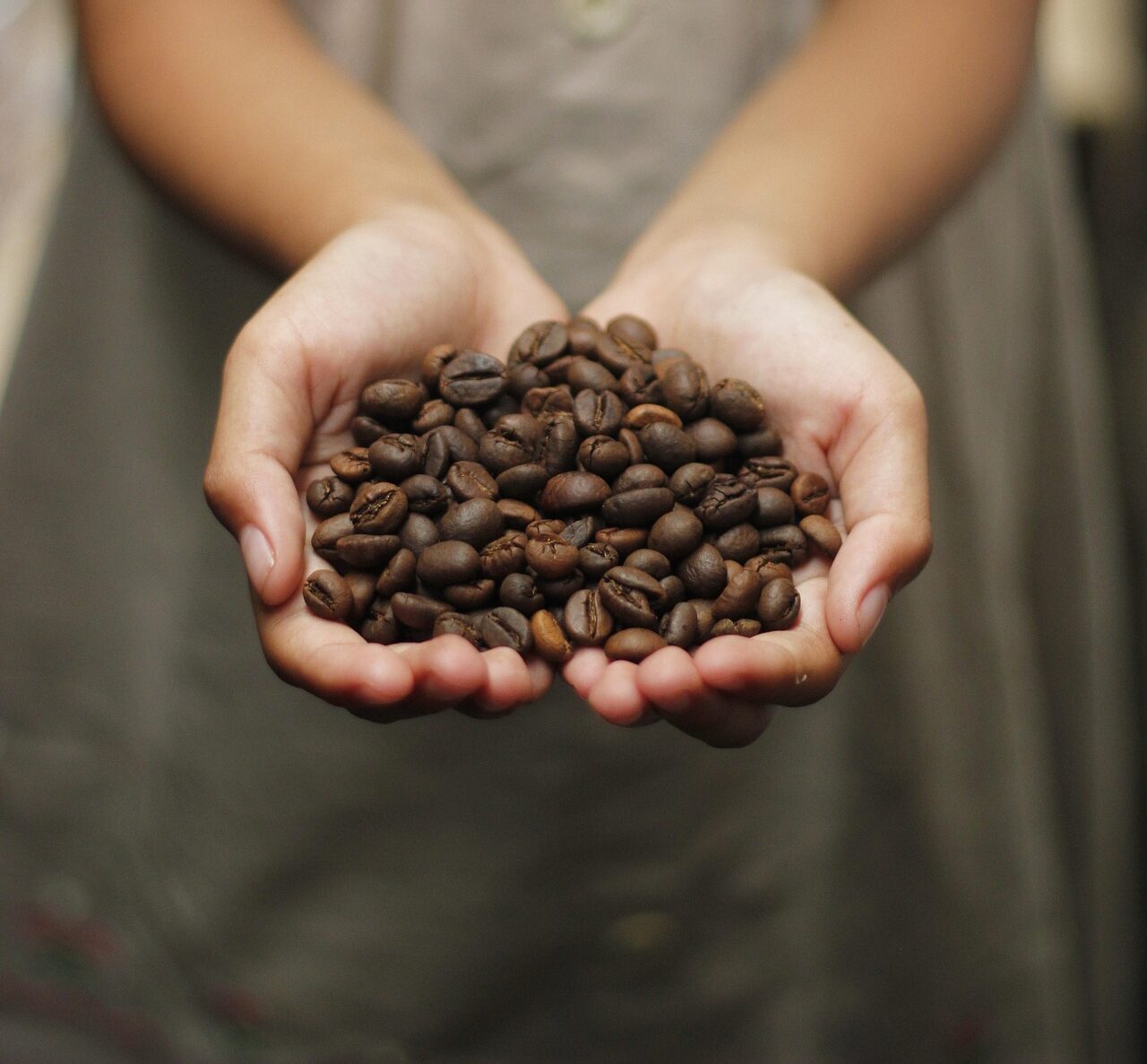 Cafeina are efect vasoconstrictor — adică „strânge” vasele de sânge. foto: pexels.com