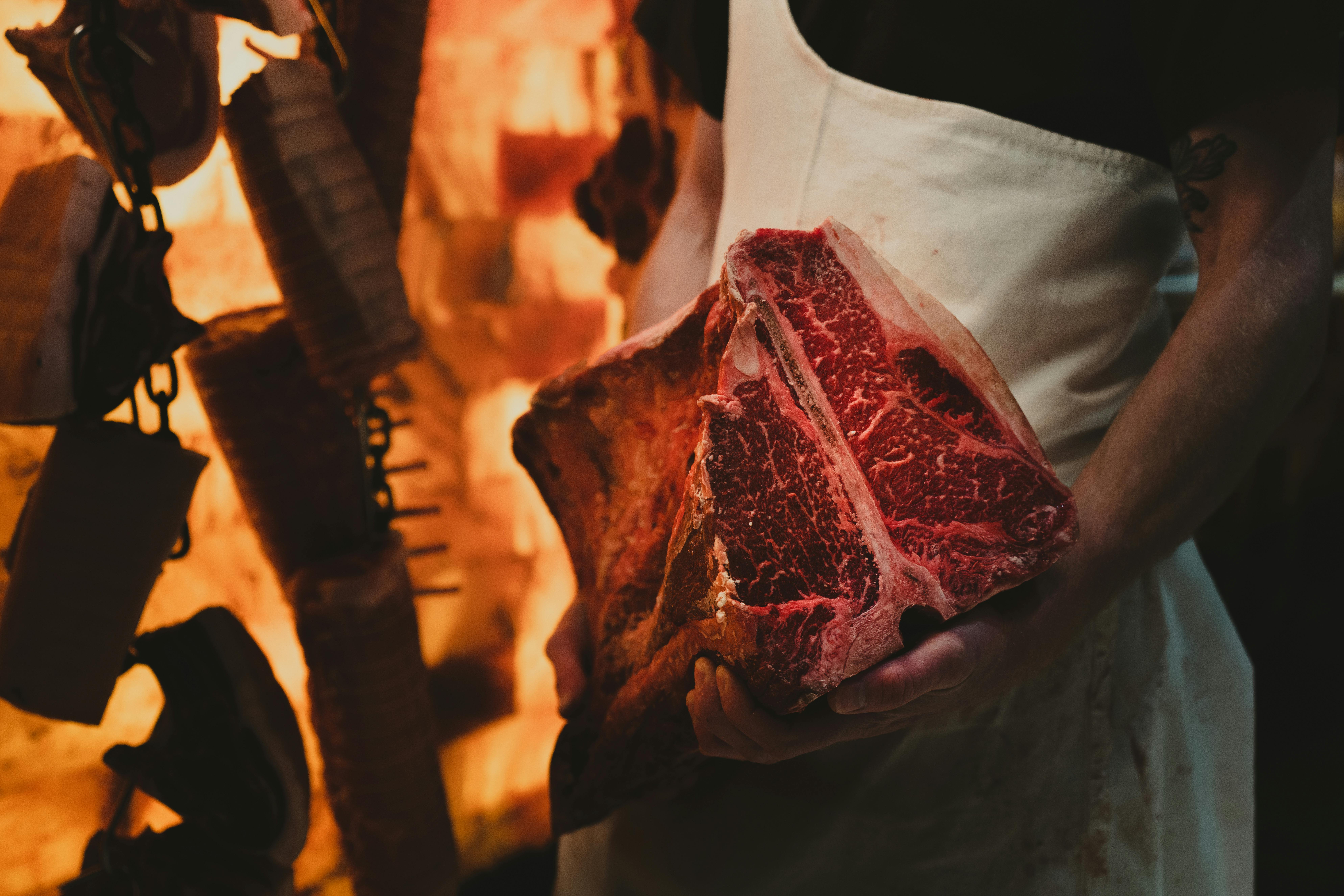 Unele tipuri de carne, mai ales cele procesate, pot conține cantități mari de grăsimi saturate. foto: pexels.com
