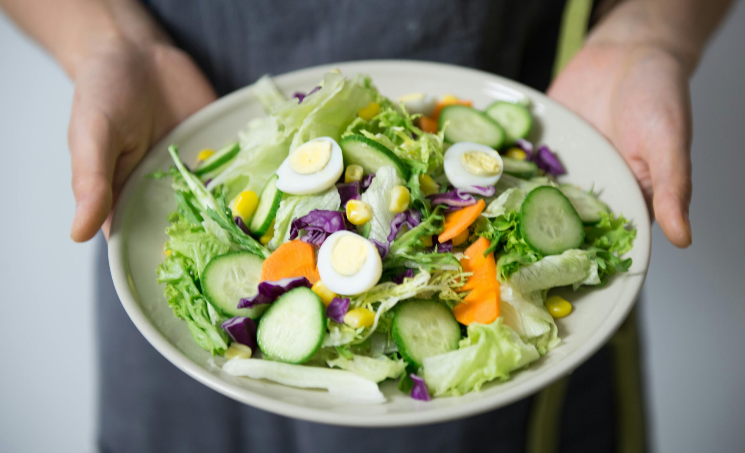 Atunci când consumi mai multe calorii decât are nevoie corpul, surplusul este stocat sub formă de grăsime. foto: pexels.com