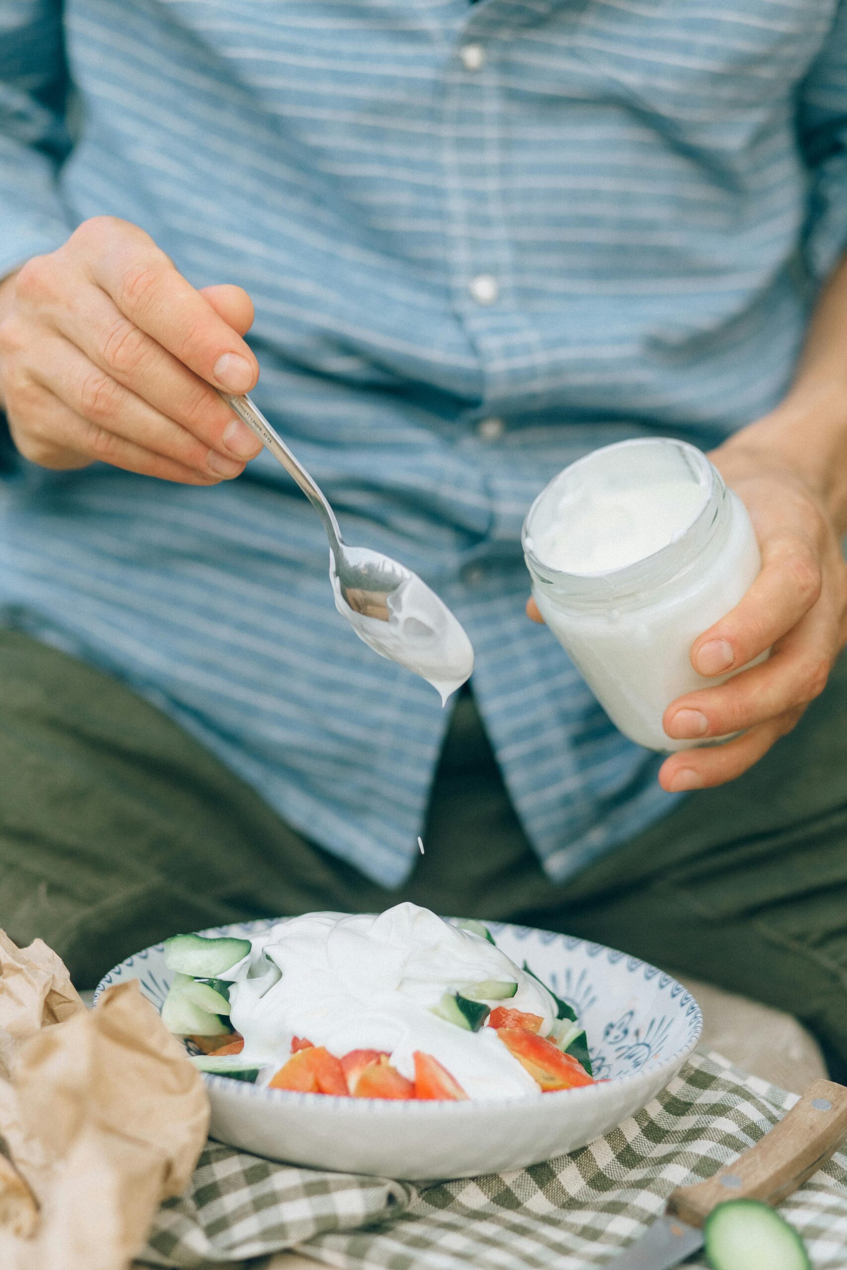 Consumul regulat de iaurt ar putea avea un rol important în prevenirea unor forme agresive de cancer de colon. foto: pexels.com