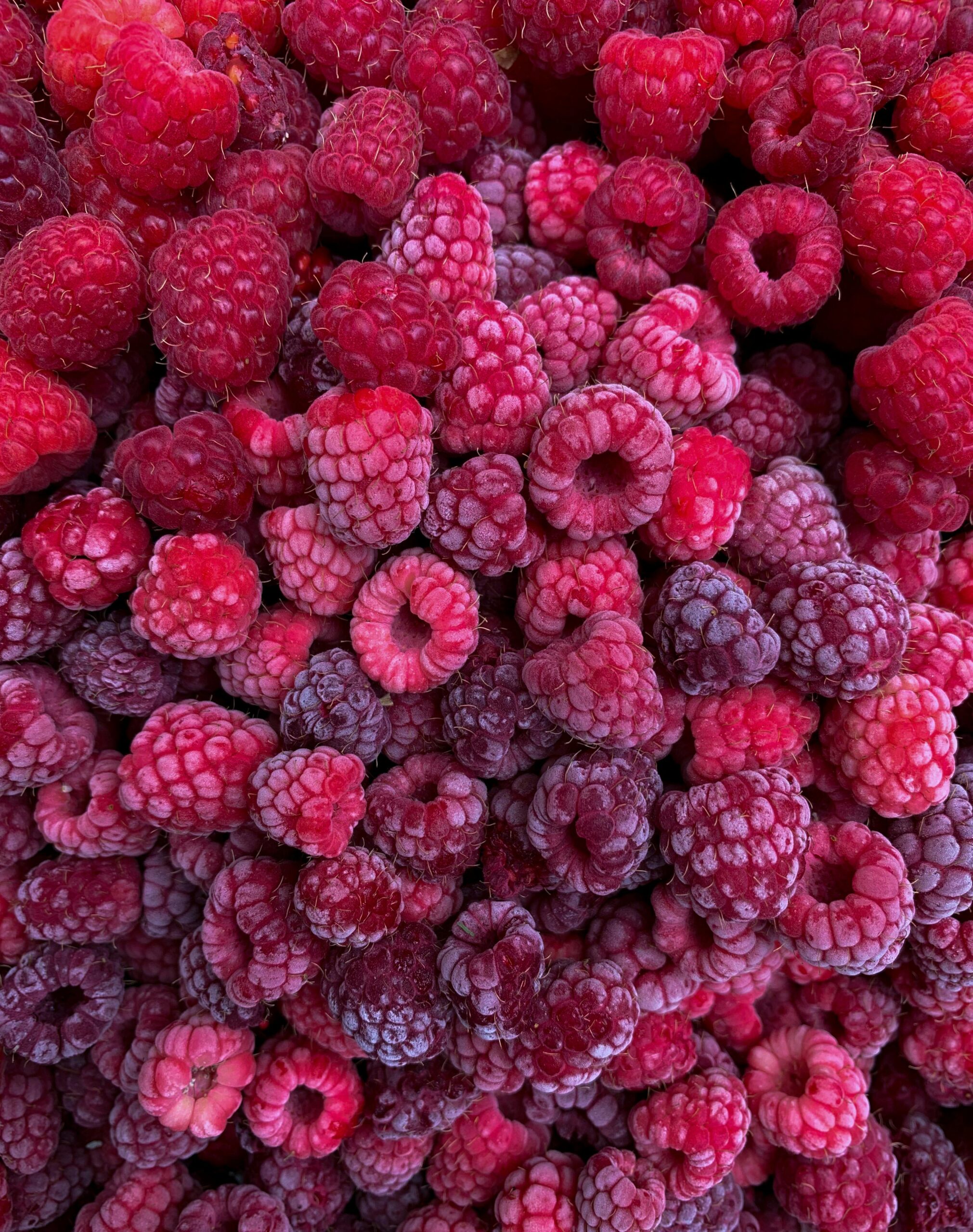 Dacă le speli și apoi le depozitezi în frigider, există riscul ca fructele să se strice mai repede. foto: pexels.com