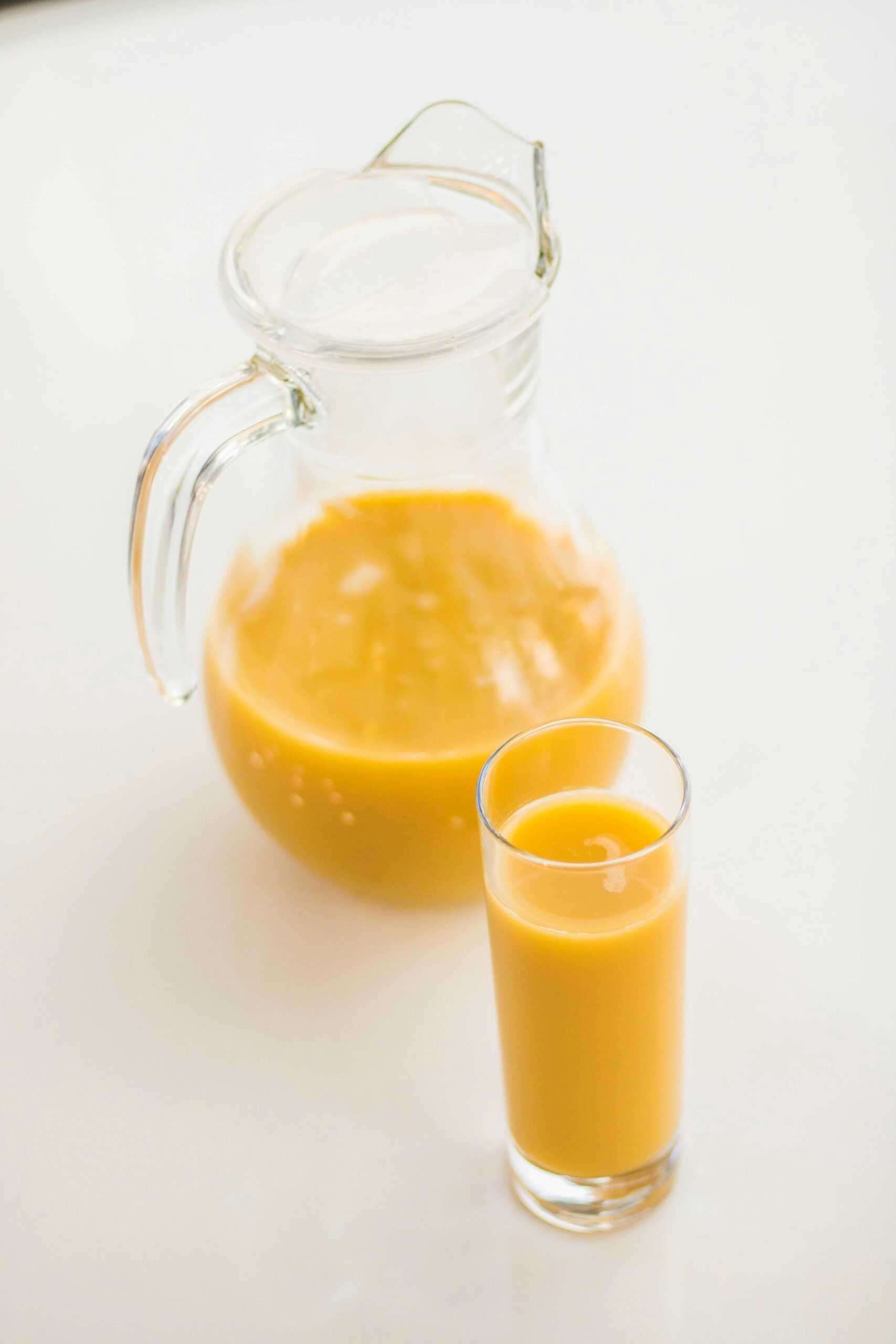 Când alegi suc 100% din fructe, primești vitaminele, mineralele și nutrienții din fructul real. foto: pexels.com