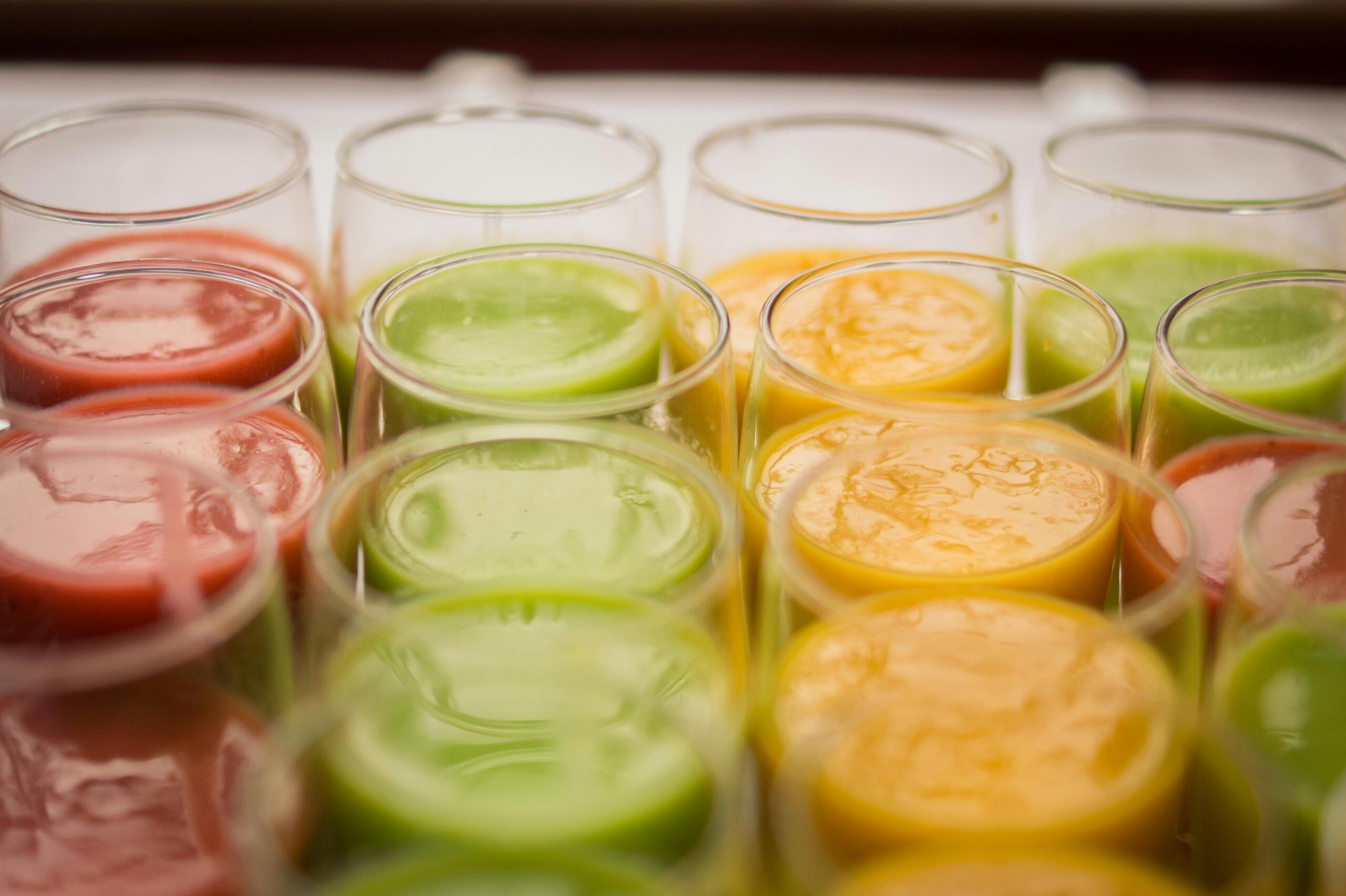 Chiar și sucul 100% natural poate provoca fluctuații ale glicemiei și senzația de foame la scurt timp după consum. foto: pexels.com