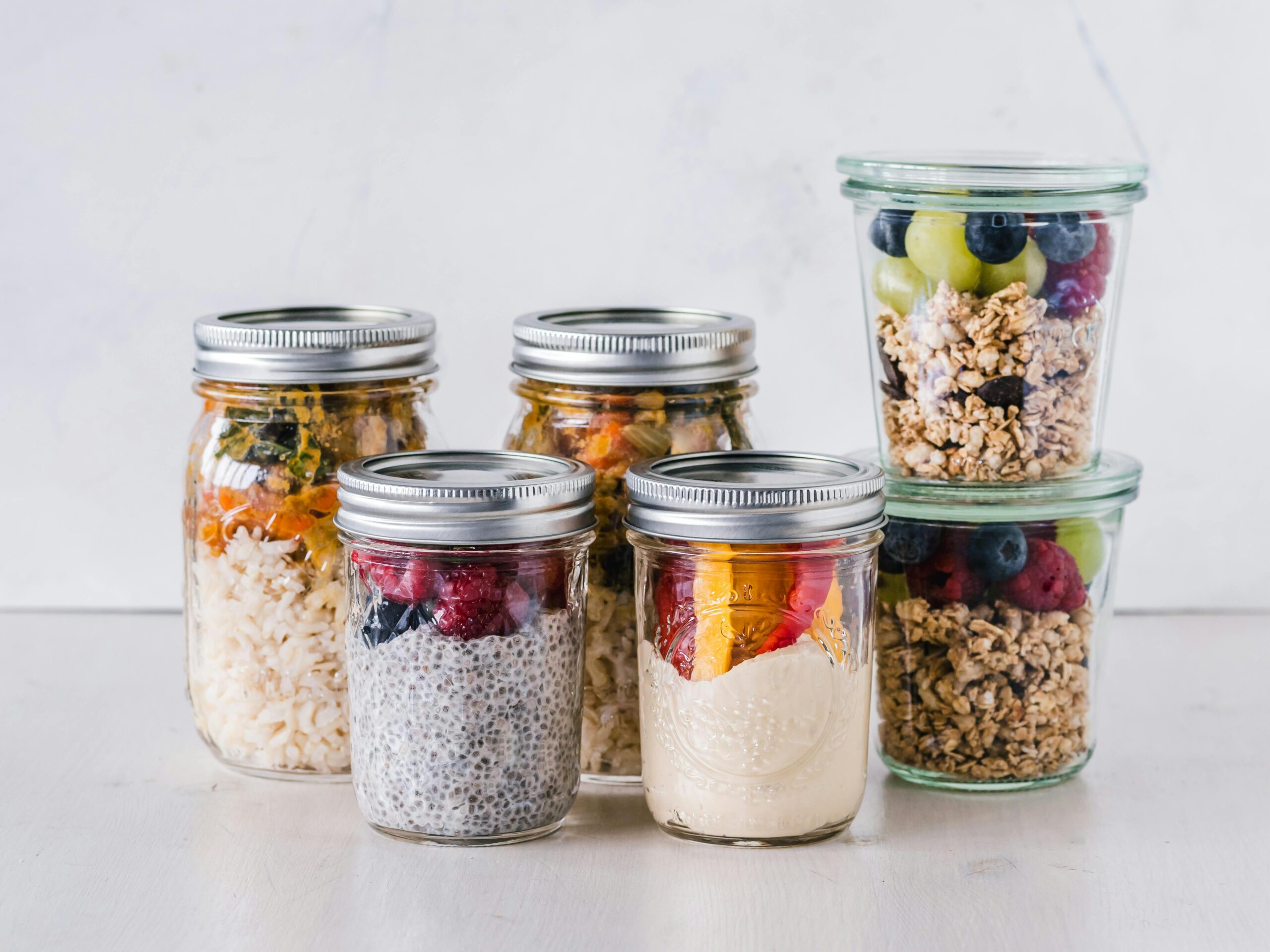 Pot fi consumate diverse tipuri de mâncare pentru bebeluși — de la fructe și legume până la carne sau cereale. foto: pexels.com