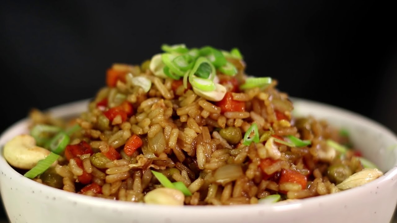 Orez prăjit în stil chinezesc. O rețetă ideală pentru gurmanzi