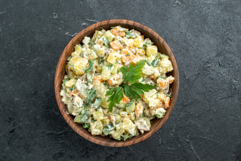 Salata de boeuf de post, rețeta simplă care păstrează gustul tradiției fără ingrediente de origine animală