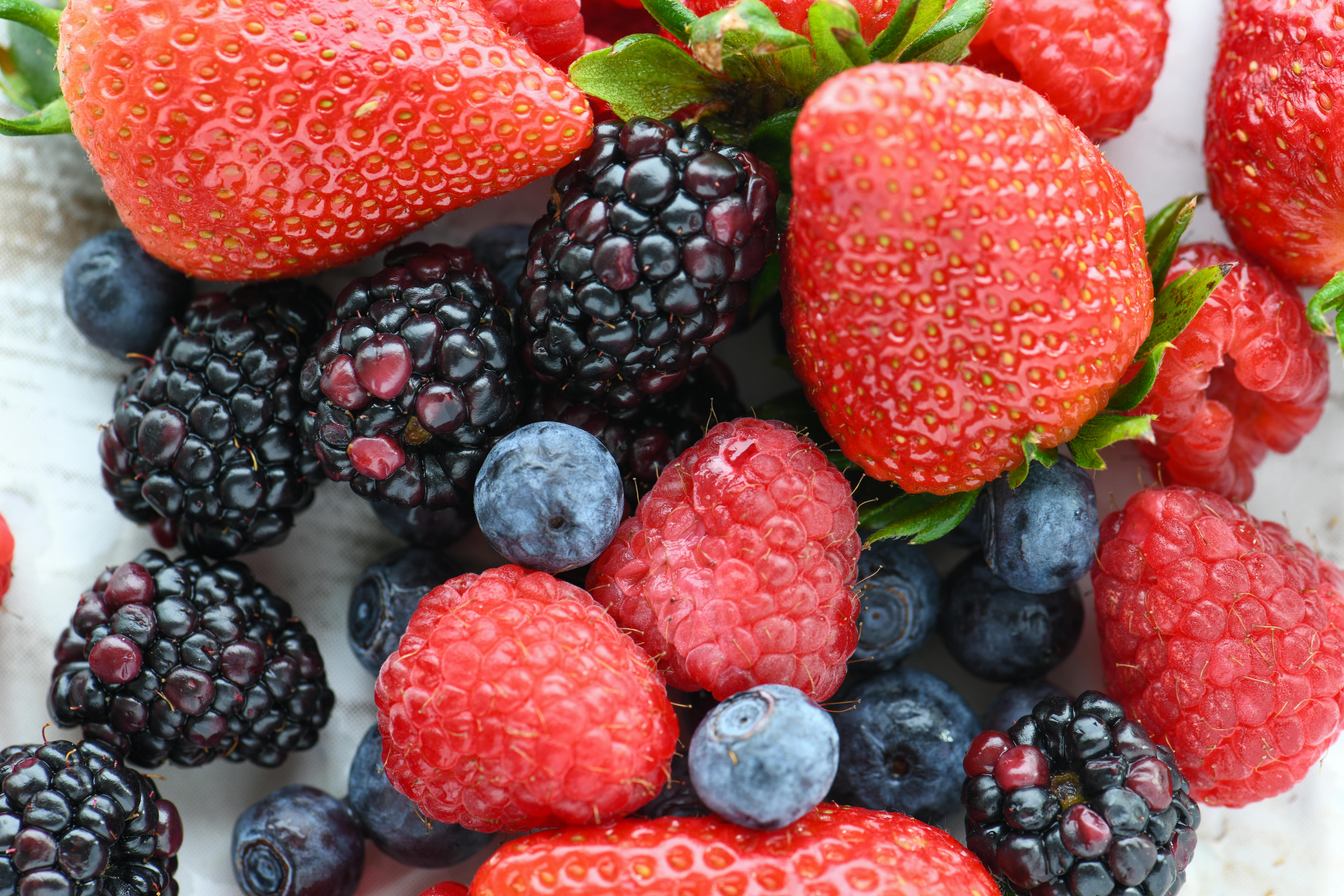 Pentru fructele mai delicate (cum ar fi zmeura sau unele căpșuni), spălarea atentă poate ajuta la prelungirea duratei de viață. foto: pexels.com