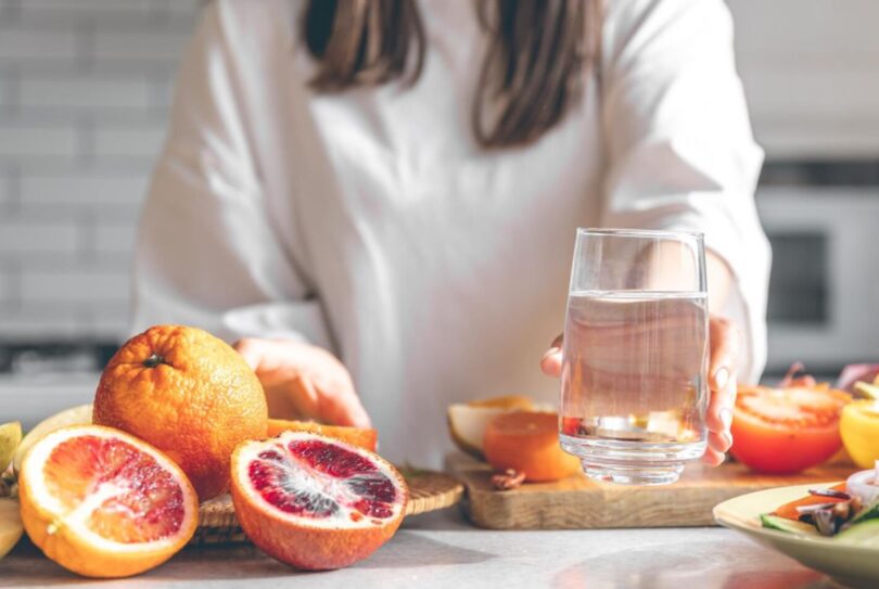 Consumul de apă în timpul meselor vă ajută sau dăunează digestiei?